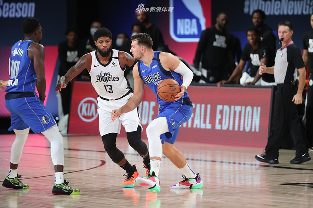 现出惊人的 现出惊人的